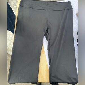 Nike Woman’s Black Leggings short knee
